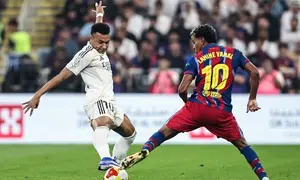 Penyerang Real Madrid, Kylian Mbappe (kiri), berebut bola dengan penyerang Barcelona asal Spanyol, Lamine Yamal, dalam pertandingan final Piala Super Spanyol antara Barcelona dan Real Madrid di Stadion King Abdullah, Jeddah, Arab Saudi, Minggu (11/1/2026). (Fadel Senna/ AFP)