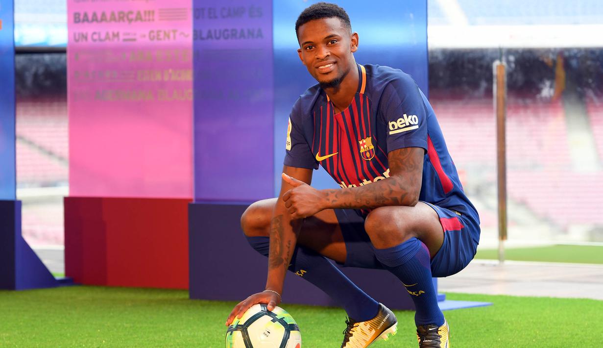 Bek asal Portugal, Nelson Semedo, berpose saat diperkenalkan sebagai pemain Barcelona di Stadion Camp Nou, Katalonia, Jumat (14/7/2017). Pemain 23 tahun itu didatangkan dari Benfica dengan harga 26,2 juta poundsterling. (AFP/Lluis Gene)