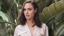 Tidak selalu tampil glamor dan mewah, Gal gadot juga suka bergaya sederhana seperti ini. Coba lihat, ia tetap terlihat cantik kan? (Instagram/gal_gadot)