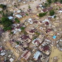 Berdasar informasi dari data bencana hidrometeologi siklon tropis senyar yang dikeluarkan Badan Penanggulangan Bencana Daerah (BPBD) Kabupaten Aceh Tamiang pada Kamis (4/12) malam, setidaknya terdapat 2.698 rumah warga di Kabupaten Aceh Tamiang yang mengalami kerusakan parah. Tampak foto udara yang diambil menggunakan drone ini menunjukkan wilayah yang terdampak banjir bandang di Aceh Tamiang, Pulau Sumatra, Kamis 4 Desember 2025. (AP Photo/Binsar Bakkara)