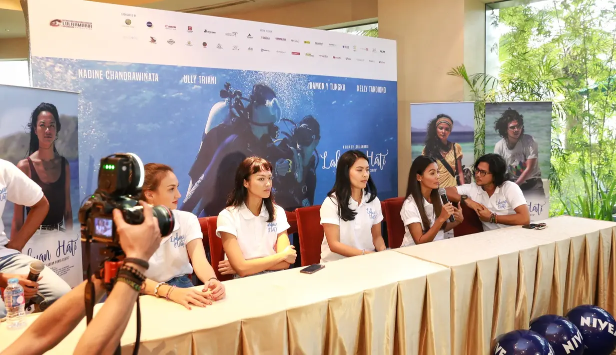 "Yang mau ditonjolkan pemandangan yang cantik, yang kedua kasus perempuan bahwa lebih membuat kita belajar perempuan seperti ini. Kita belajar untul mengatasi berbagai masalah dalam hidup," tukas Lola Amaria. (Adrian Putra/Bintang.com)