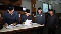Penandatanganan dokumen KUA-PPAS oleh empat pilar pimpinan DPRD bersama Bupati Banyuwangi Abdullah Azwar Anas, di gedung Dewan Bumi Blambangan.
