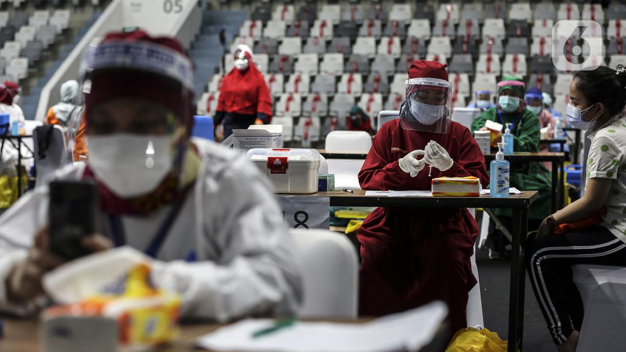FOTO: Ribuan Tenaga Kesehatan Jalani Vaksinasi Dosis Pertama Secara Massal