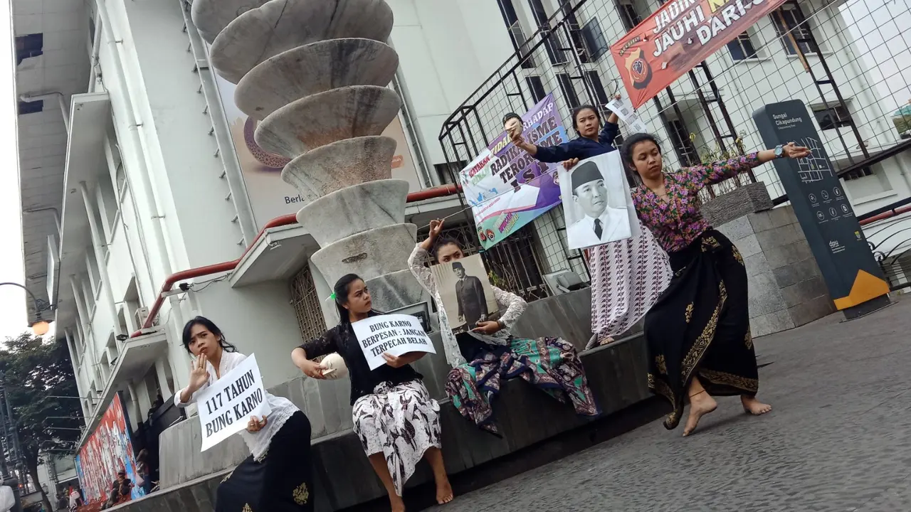 Kegiatan "6 Jam Menari Non-Stop" digelar untuk memeringati hari lahir Soekarno