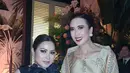 Ia nampak kenakan roundneck blouse gold dengan kain Tapis Lampung sebagai bawahan dan selendang [@widi.wardhana]
