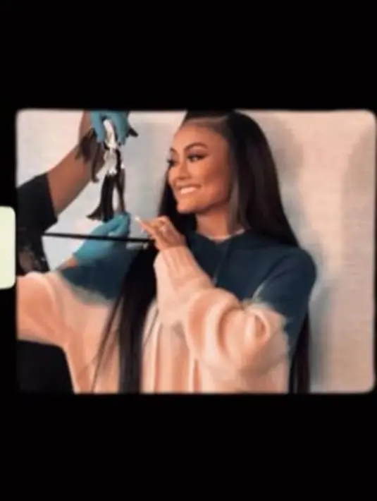 Bukan hanya rambut di bagian atas saja yang harus dicocokan, tapi juga rambut di bagian bawahnya. Maklum rambut Agnez Mo cukup panjang. (Foto: Instagram/@agnezmo)