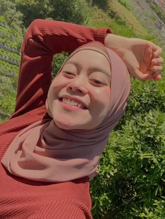 Lesti tersenyum manis sambil berpose dengan tangan di kepalanya. Terkait kasus KDRT ini, istri Rizky Billar ini juga sudah melampirkan hasil visum sebagai bukti mengalami KDRT. (Instagram/@lestykejora)