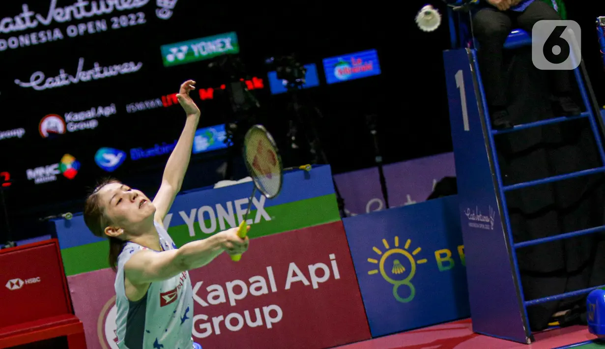 Pebulu tangkis ganda putri Jepang Chiharu Shida saat melawan pebulu tangkis ganda putri Jepang Yuki Fukusima/Sayaka Hirota pada pertandingan final East Ventures Indonesia Open 2022 di Istora Senayan, Jakarta, Minggu (19/6/2022). Nami Matsuyama/Chiharu Shida menjuarai East Ventures Indonesia Open 2022 usai mengalahkan Yuki Fukusima/Sayaka Hirota dengan skor 18-21, 21-14, dan 21-17. (Liputan6.com/Faizal Fanani)