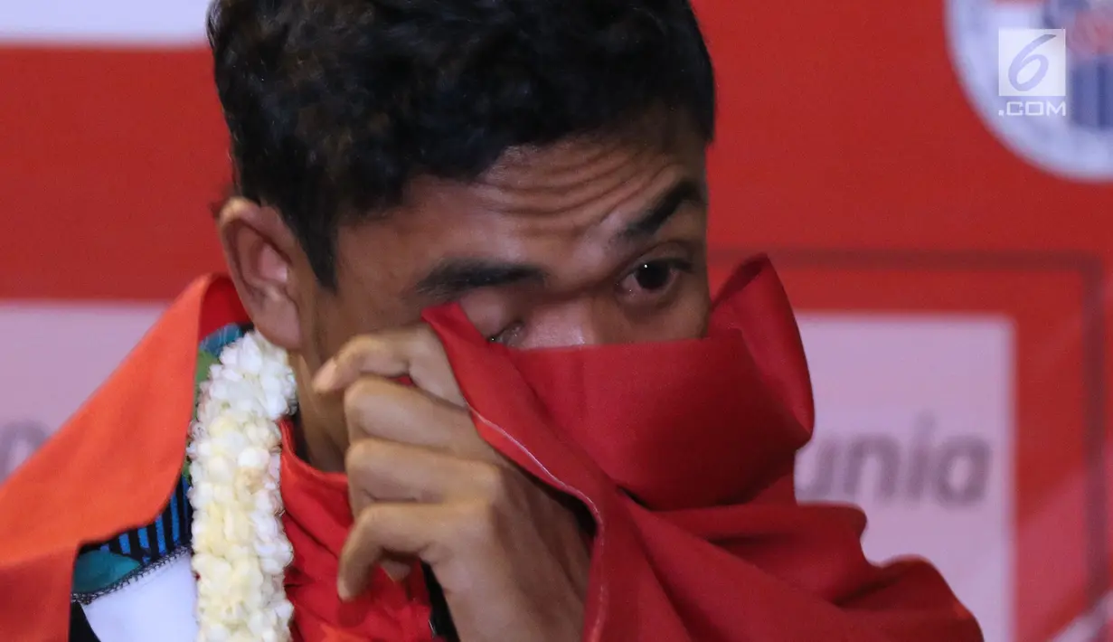 Pelari muda Indonesia, Lalu Muhammad Zohri mengusap mata saat upacara penyambutan di Terminal 3 Bandara Soetta, Tangerang, Selasa (17/7). Lalu M Zohri meraih emas lari 100m putra di Kejuaraan Dunia Atletik U-20. (Liputan6.com/Helmi Fithriansyah)