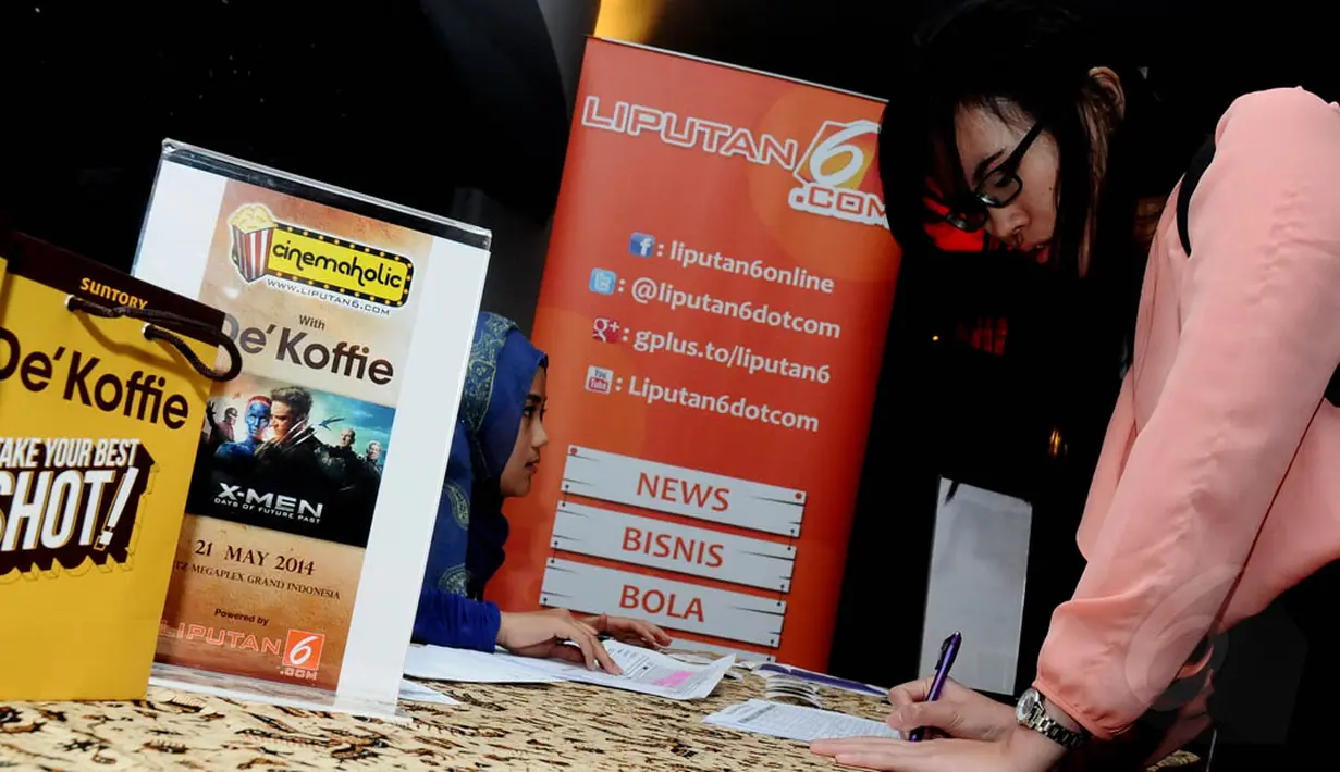 Salah satu dari penonton terlihat sedang mendaftar di stand Liputan6.com. Rabu (21/5/2014) (Liputan6.com/Andrian M Tunay)