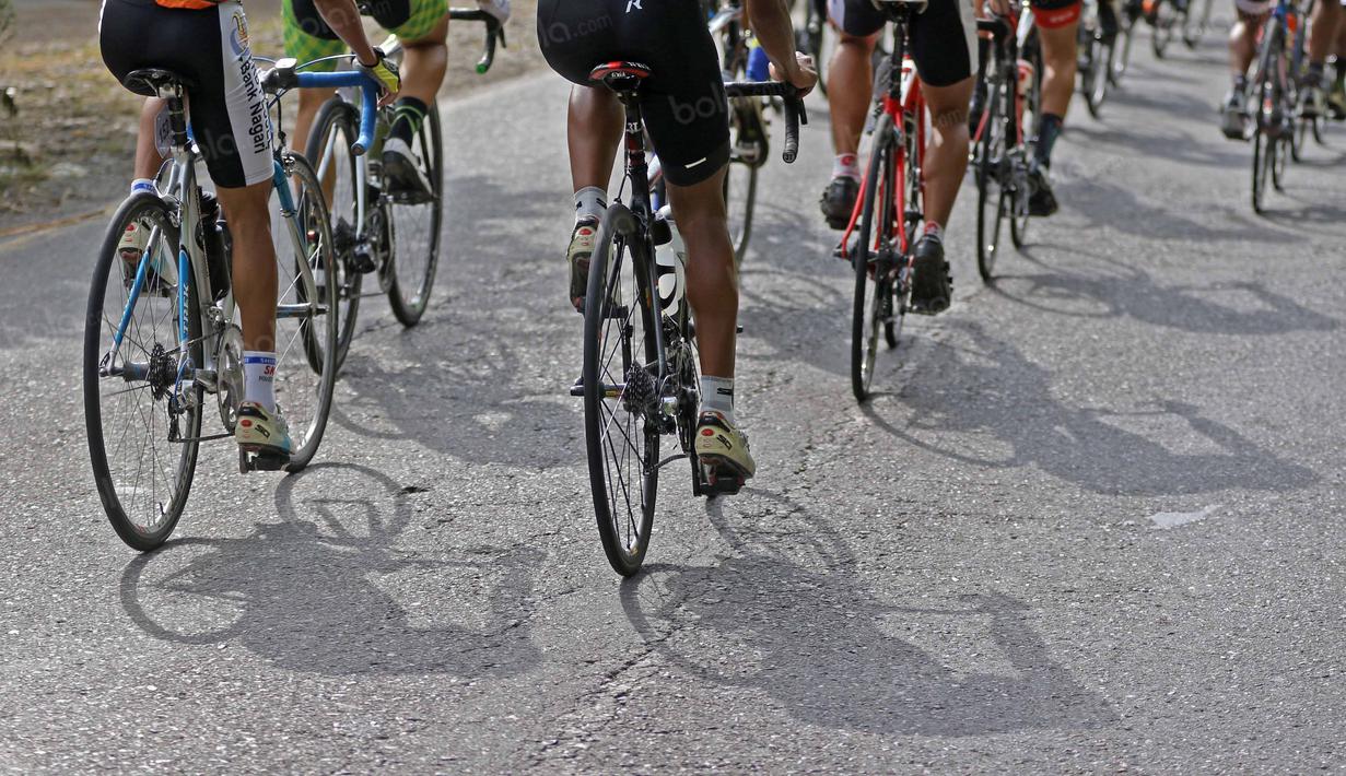 Para pebalap melintasi teriknya panas sepanjang 133,8 km dari Sijunjung menuju Dharmasraya pada etape 7 Tour de Singkarak 2016, Jumat (12/8/2016). (Bola.com/Nicklas Hanoatubun)