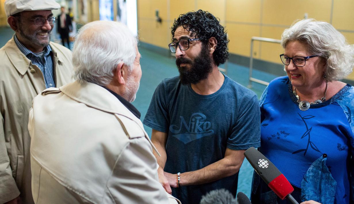 Pria Suriah, Hassan al-Kontar disambut pendukung setibanya di sebuah bandara di Vancouver, Senin (26/11). Kontar yang sebelumnya terdampar 7 bulan di Bandara Kuala Lumpur mendapat suaka dari pemerintah Kanada. (Ben Nelms/The Canadian Press via AP)