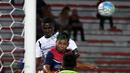 Bek T-Team Malaysia, Abdoulaye Maiga, duel udara dengan pemain ATM FA pada laga play-off Malaysia Super League 2016. (Bola.com/Nicklas Hanoatubun)
