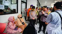 Kapolri Listyo Sigit Prabowo menemui keluarga korban kecelakaan maut di KM 58 Tol Jakarta-Cikampek. (Foto: Humas Polri)
