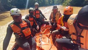 Tim SAR Gabungan mengevakuasi bocah usia enam tahun yang meninggal di Sungai Desa Seles Kabupaten Bengkayang, Kalimantan Barat. (Foto: Liputan6.com/Aceng Mukaram)