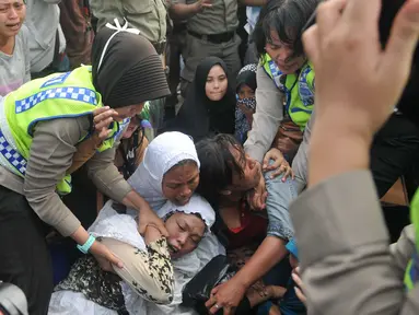 Sejumlah ibu-ibu histeris saat petugas berusaha membubarkan aksi mereka pada penggusuran di Pasar Ikan, Penjaringan, Jakarta, Senin (11/4). Warga yang didominasi perempuan itu ikut menolak penggusuran kawasan tersebut. (Liputan6.com/Gempur M Surya)