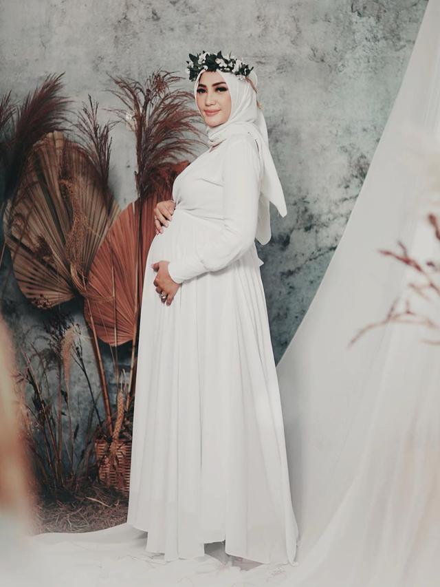 6 Potret Maternity Yulita MasterChef, Anggun dengan Floral Head