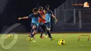 Juan Revi berusaha mempertahankan bola dari hadangan Ahmad Bustomi (berompi) dalam sesi latihan di Stadion GBK, Jakarta (Liputan6.com/Helmi Fithriansyah)