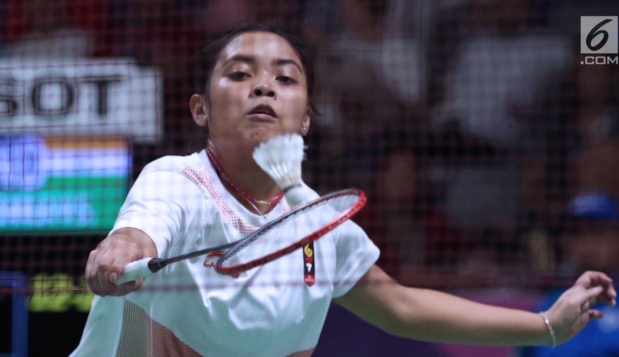 Tunggal putri Indonesia, Gregoria Mariska Tunjung mengembalikan kok ke arah pemain India, Pusarla V Sindhu di babak 16 besar Bulutangkis Tunggal Putri Asian Games 2018 di Istora Kompleks GBK, Jakarta, Sabtu (25/8). (Liputan6.com/Helmi Fithriansyah)