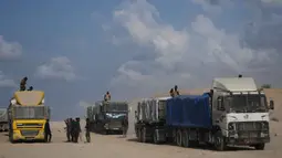 Perbatasan Zikim menjadi jalur utama pengiriman bantuan internasional ke Gaza utara. Tampak dalam foto, truk-truk yang mengangkut bantuan kemanusiaan melintasi Kota Gaza setelah masuk dari Israel melalui pos perbatasan Zikim di bagian utara Jalur Gaza, Kamis 13 November 2025. (AP Photo/Jehad Alshrafi)