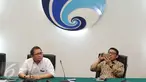 Menteri Komunikasi dan Informasi (Menkominfo) Rudiantara (kiri) saat menjelaskan perihal polemik Uber dan Grab Car kepada wartawan di Kemenkominfo, Jakarta, Selasa (15/3/2016). (Liputan6.com/Angga Yuniar)