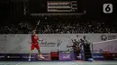 Pebulu tangkis Anthony Sinisuka Ginting mengembalikan kok ke arah pebulu tangkis Tommy Sugiarto saat tampil pada babak pertama Indonesia Open 2022 di Istora Senayan, Jakarta, Senin (14/6/2022). Anthony Sinisuka Ginting melaju ke babak selanjutnya setelah menang dua gim langsung 21-17, 22-20. (Liputan6.com/Faizal Fanani)