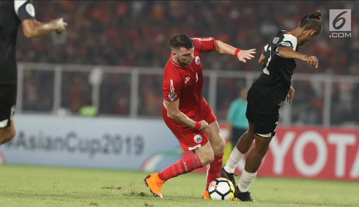 Pemain Persija, Marko Simic (kiri) berebut bola dengan pemain Home United saat laga kedua Semifinal Zona Asia Tenggara Piala AFC 2018 di Stadion GBK, Jakarta, Selasa (15/5). Babak pertama Persija tertinggal 1-3. (Liputan6.com/Helmi Fithriansyah)