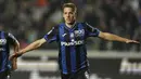 <p>Asik menyerang, gawang AS Roma malah kebobolan di menit ke-39. Berawal dari pergerakan David Zapata di sisi kiri, sang striker melepaskan umpan silang yang disambar dengan tendangan voli Mario Pasalic. (Simone Spada/LaPresse via AP)</p>