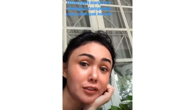 7 Gaya Yuni Shara saat Kebanjiran, Outfitnya Curi Perhatian
