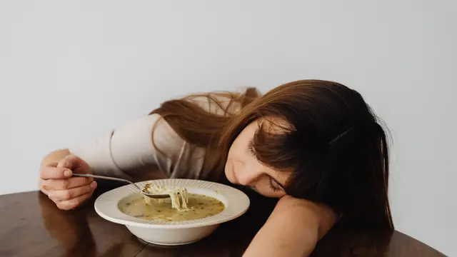 Tips Makan Saat Stres Agar Tidak Berakhir Emotional Eating dan Mengganggu Nafsu Makan