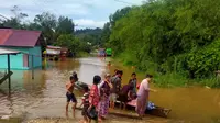 Banjir masih menggenangi Kabupaten Kapuas Hulu hingga Jumat (16/7/2021). Sebanyak 6.165 KK atau 14.889 warga yang tinggal di 47 desa terdampak banjir. (Liputan6.com/ Istimewa)