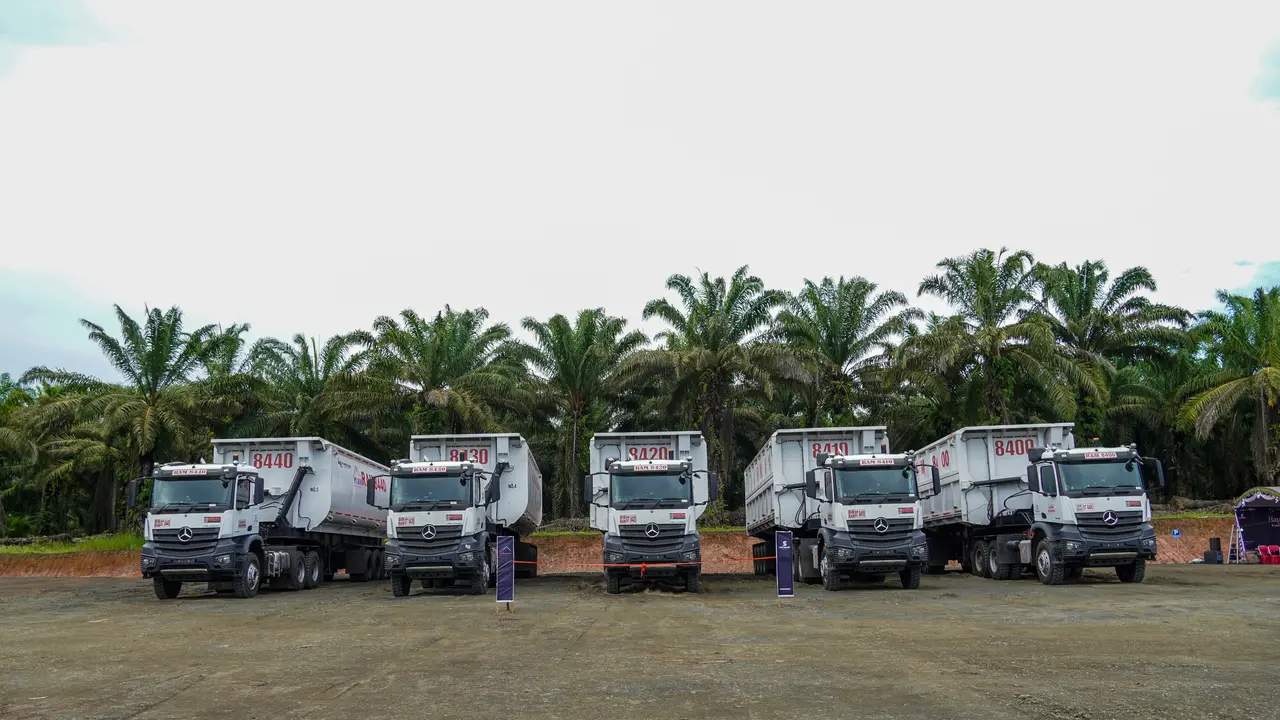 Serah Terima 5 Unit Mercedes-Bez Truck Actross 4048 S untuk Sektor Pertambangan (ist)