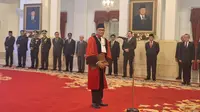 Ridwan Mansyur membacakan sumpah di depan Presiden Jokowi di Istana setelah diangkat menjadi Hakim Konstitusi, Jumat (8/12/2023). Pengangkatan Ridwan sebagai hakim Mahkamah Konstitusi (MK) ini berdasarkan Keppres Nomor 98/P Tahun 2023 tanggal 12 Oktober 2023 tentang Pemberhantian dan Pengangkatan Hakim MK Yang Diajukan Mahkamah Agung. (Liputan6.com/Lizsa Egeham)