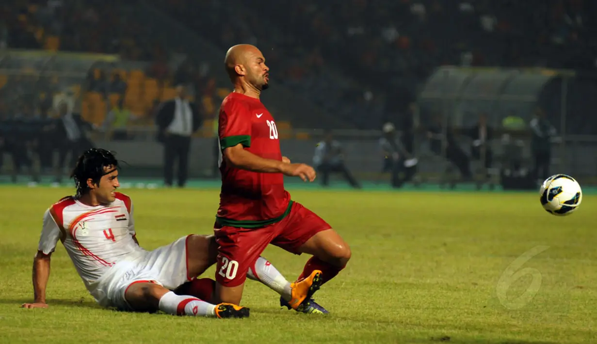 Penyerang timnas Indonesia, Sergio Van Dijk (kanan) dijegal pemain belakang Suriah, Hamdi Almassri saat berlaga di Stadion GBK Jakarta, (15/11/2014). Timnas Indonesia kalah 0-2 dari Suriah. (Liputan6.com/Helmi Fithriansyah) 