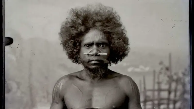 Seorang pria Aborigin yang didatangkan dari Australia Utara sebagai atraksi bersama binatang-binatang di kebun binatang keliling di Eropa dan Amerika. (Foto Kiriman: The Human Zoo)