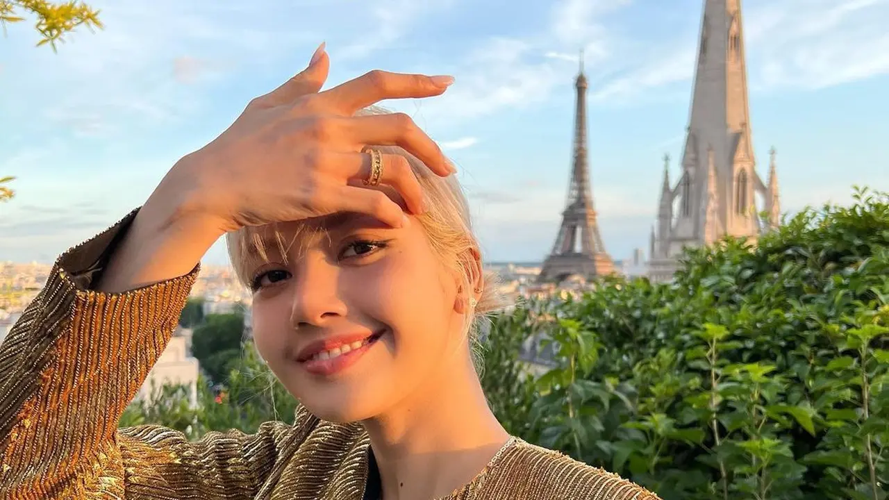 Penampilan Mahal Lisa BLACKPINK Saat Menikmati Paris dengan Busana Blink-Blink