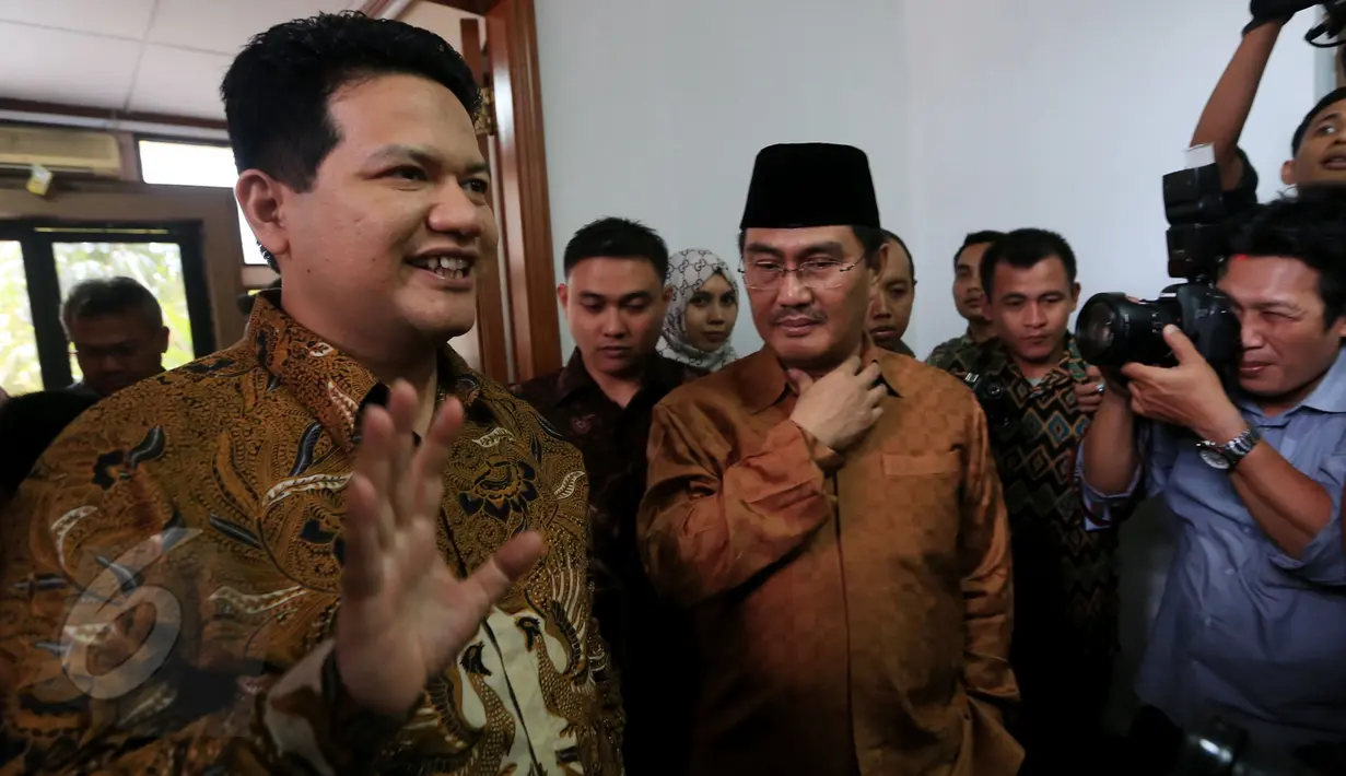 Ketua KPU, Husni Kamil Manik dan Ketua DKPP, Jimly Asshiddiqie menyapa awak media usai rapat tertutup di Jakarta, Jumat (5/6/2015). KPU, DKPP dan Bawaslu melakukan rapat koordinasi jelang pelaksanaan Pilkada serentak 2015. (Liputan6.com/Johan Tallo)