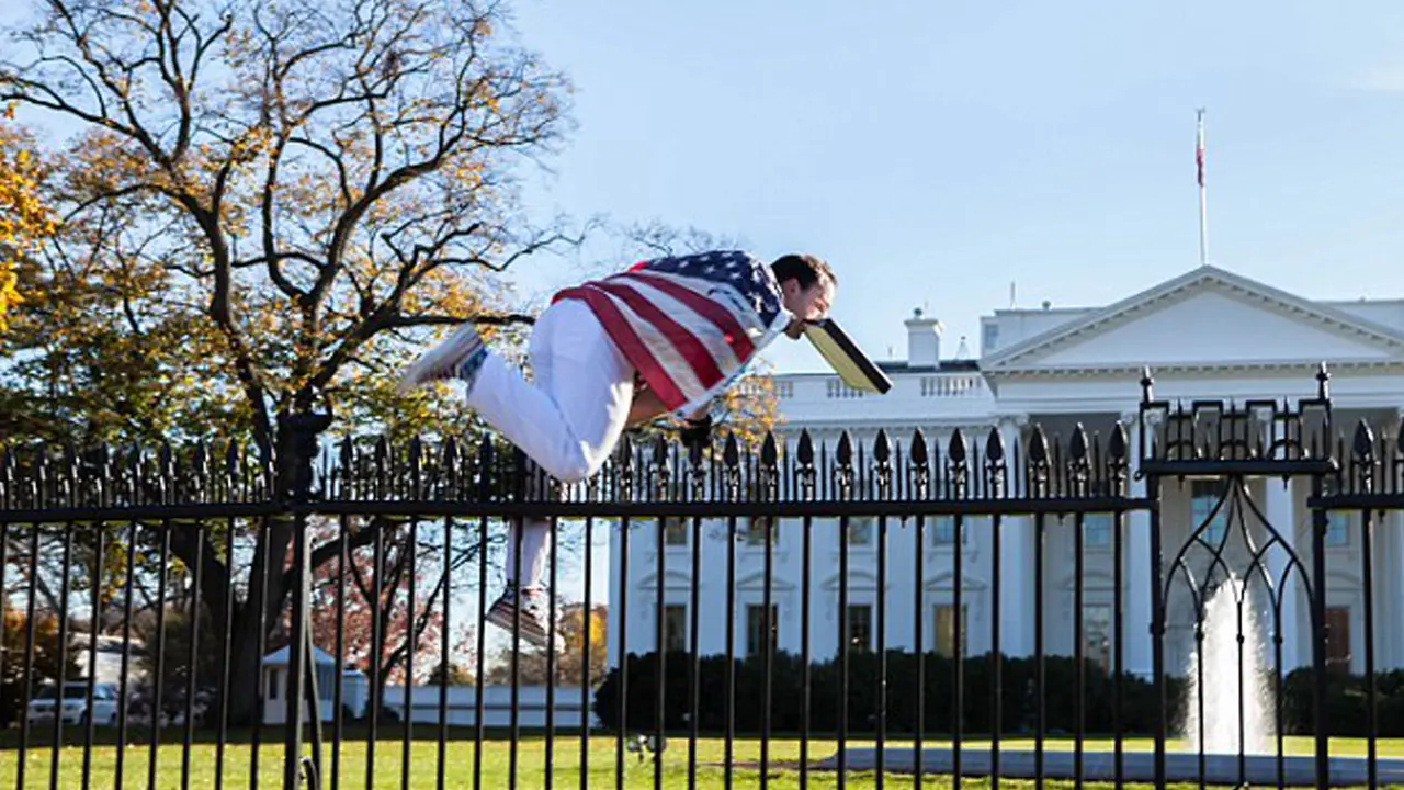 20151126-Ini Aksi Pria AS yang Lompati Pagar Gedung Putih Saat Obama Rayakan Thanksgiving-Washington