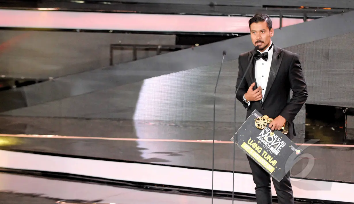 Aktor Chicco Jerikho memberikan sambutan usai menyabet piala Pemeran Utama Pria Terfavorit dan Terbaik pada ajang Indonesia Movie Awards 2015 di Balai Sarbini, Jakarta, Senin (18/5/2015). (Liputan6.com/Helmi Afandi)