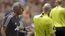 Pelatih Manchester United, Jose Mourinho, melakukan protes saat melawan Real Salt Lake pada laga persahabatan di Stadion Rio Tinto, Utah, Selasa (17/7/2017). MU menang 2-1 atas Salt Lake. (AP/Rick Bowmer)