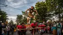 Umat Hindu membawa Ogoh-Ogoh selama pawai di kawasan Pura Segara sehari sebelum Hari Raya Nyepi di Surabaya pada 21 Maret 2023. (AFP/Juni Kriswanto)