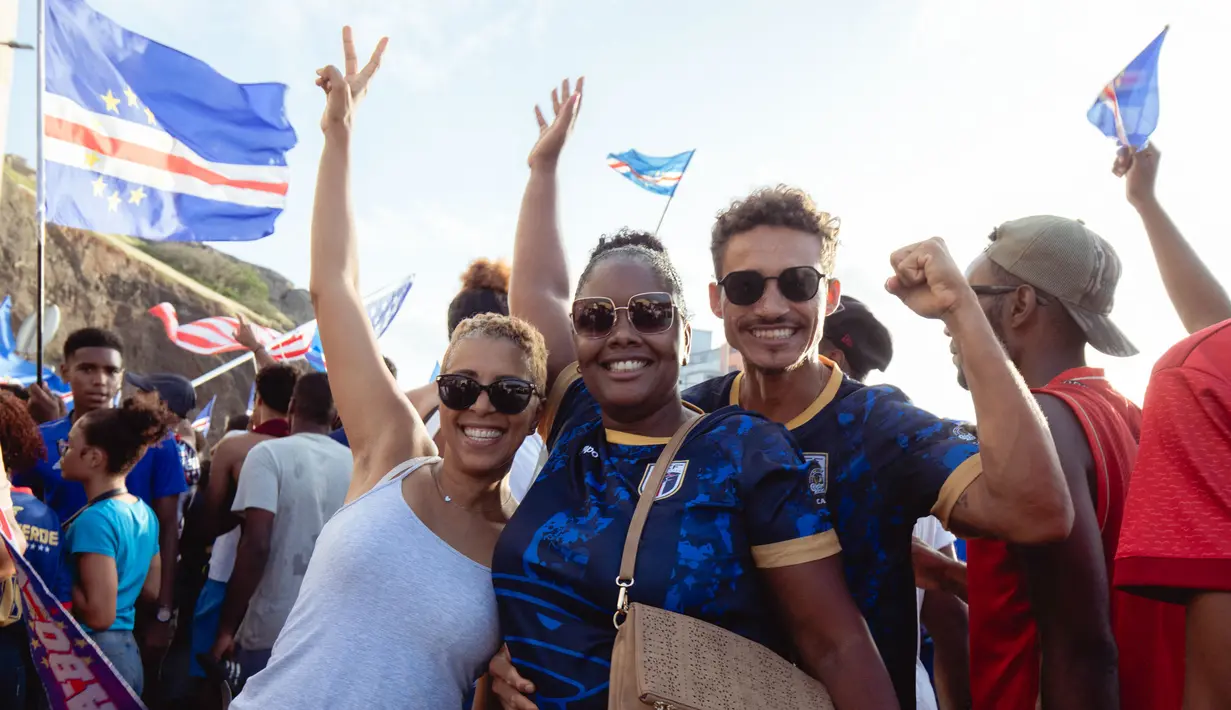 Suka cita menyelimuti rakyat Cape Verde setelah timnas mereka berhasil mencetak sejarah dengan lolos ke Piala Dunia 2026. Ini merupakan kali pertama negara kepulauan di Afrika Barat itu tampil di ajang Piala Dunia. (AFP/Queila Fernandes)
