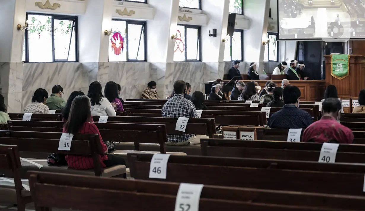 Suasana misa di Gereja Protestan Indonesia Bagian Barat (GPIB) Effatha, Jakarta, Minggu (5/7/2020). GPIB Effatha membatasi jumlah jemaat menjadi 30 persen serta mewajibkan mencuci tangan, menggunakan masker, dan jaga jarak aman. (Liputan6.com/Johan Tallo)