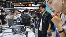 Pengunjung terlihat di stan DJI selama Drone World Congress (DWC) di Shenzhen pada 21 Mei 2026. (HECTOR RETAMAL/AFP)