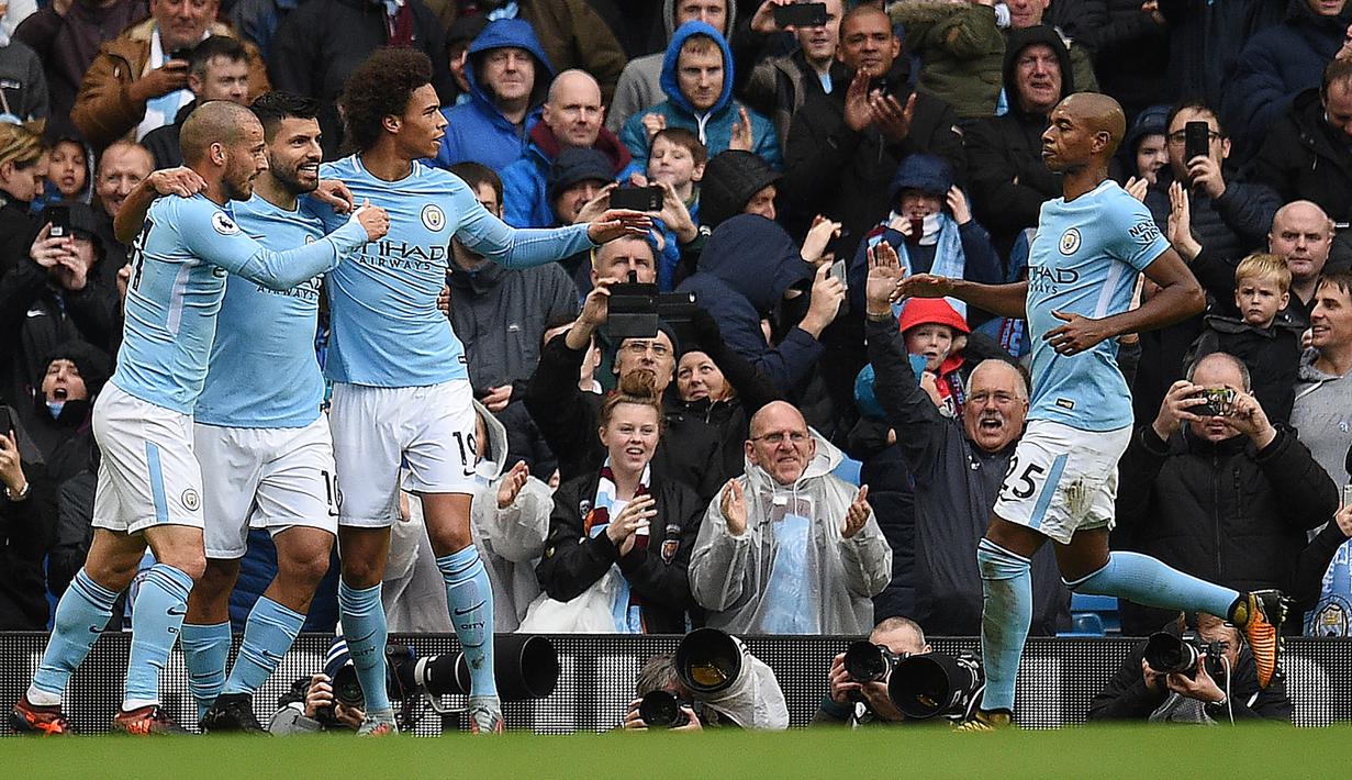 Para pemain Manchester City merayakan gol yang dicetak Sergio Aguero ke gawang Burnley pada laga Premier League di Stadion Etihad, Manchester, Sabtu (21/10/2017). City menang 3-0 atas Burnley. (AFP/Oli Scarff)