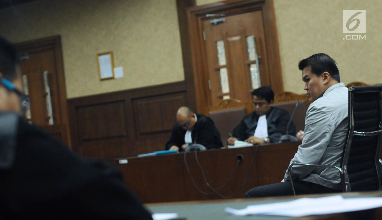 Terdakwa kasus dugaan korupsi e-KTP, Andi Agustinus alias Andi Narogong (kanan) saat mengikuti sidang tuntutan di Pengadilan Tipikor, Jakarta, Kamis (7/12). Andi Narogong dituntut hukuman 8 tahun, denda 1 milyar rupiah. (Liputan6.com/Helmi Fithriansyah)