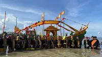 Penurunan Padaw Tujuh Dulung di Festival Iraw Tengkayu Sedot Puluhan Ribu Pengunjung