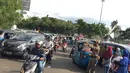 Petugas mengatur kendaraan di sekitar kawasan Monas, Jakarta, Senin (1/1). Kurangnya pengawasan menyebabkan banyak PKL dan parkir liar memenuhi kawasan tersebut sehingga menimbulkan kesemrawutan. (Liputan6.com/Immanuel Antonius)