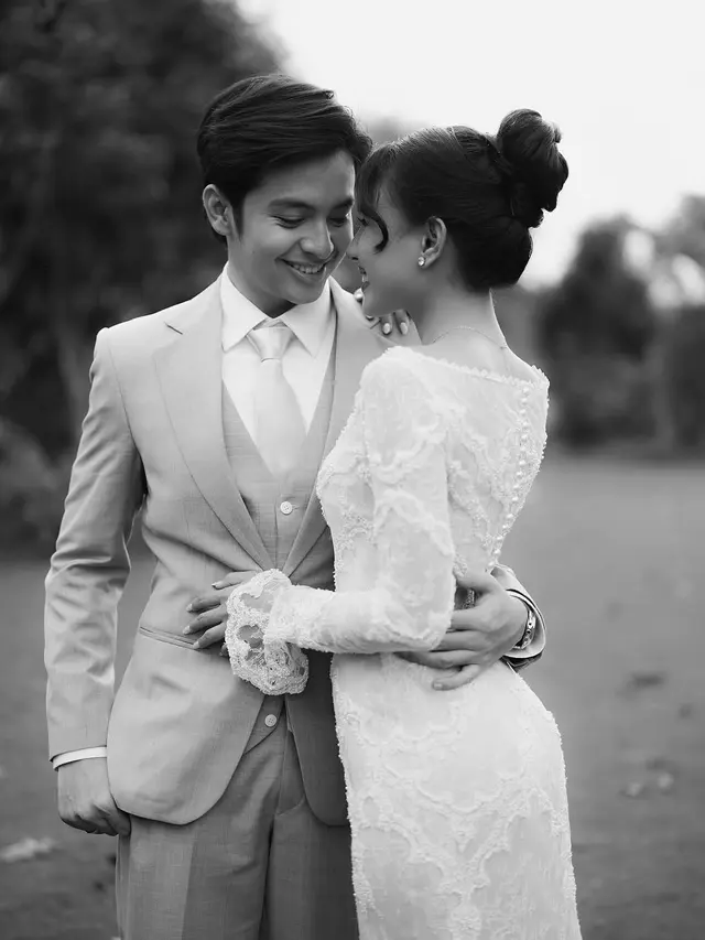 Gaya Klasik Romantis Angga Yunanda dan Shenina Cinnamon Saat Valentine di Lombok