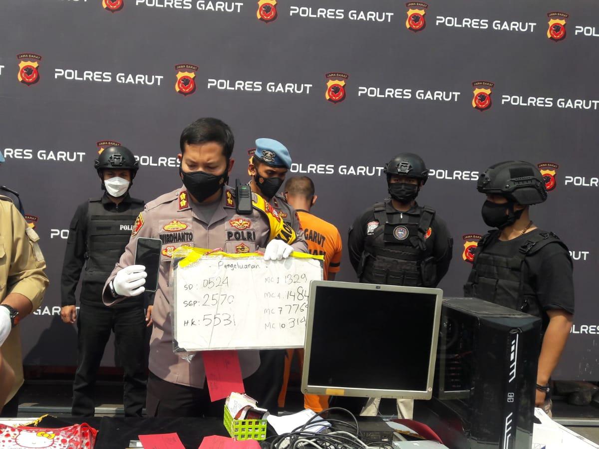 Operasi Senyap Berantas Togel Online Yang Menjamur Di Pasar Induk Garut -  Regional Liputan6.Com
